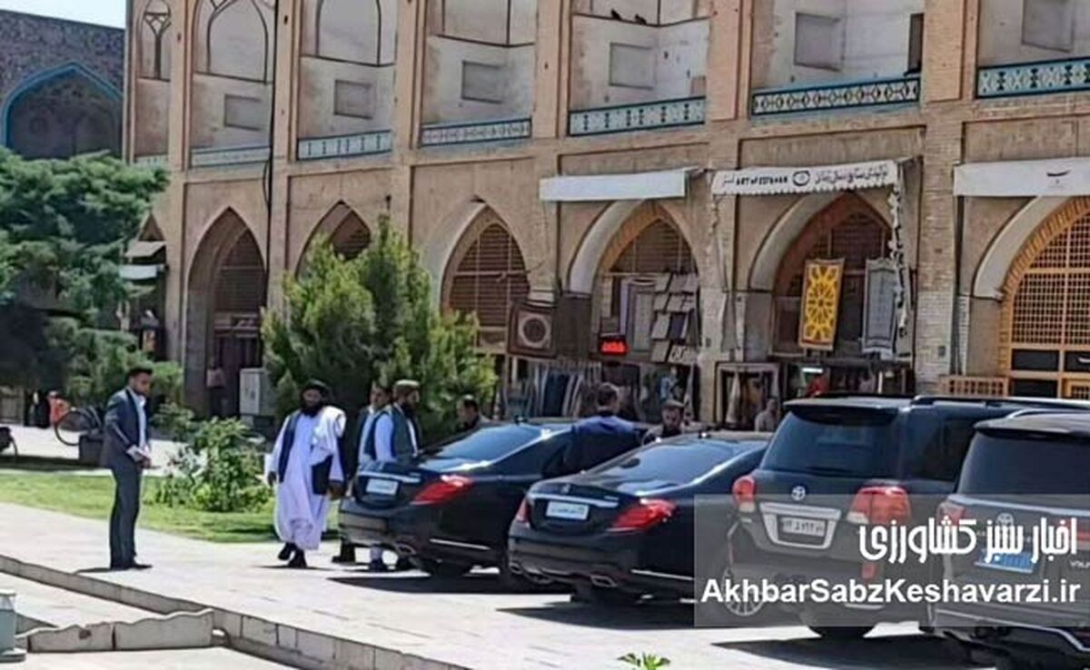 عبور خودروهای طالبان از میدان نقش‌جهان 