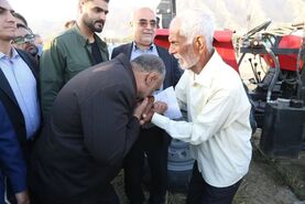 بوسه‌های خاضعانه نیکبخت بر دستان کشاورز گندمکار جنوبی+تصویر

