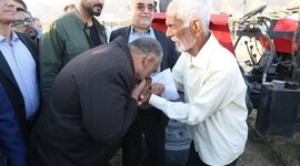 بوسه‌های خاضعانه نیکبخت بر دستان کشاورز گندمکار جنوبی+تصویر

