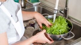 بهترین روش شستن سبزیجات برای سلامت بیشتر