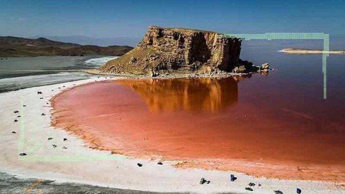 دریاچه ارومیه روز به روز در حال کوچکتر شدن