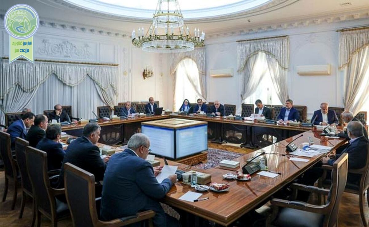 برگزاری جلسات دولت با لامپ خاموش و نور پنجره+ عکس

