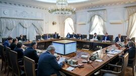 برگزاری جلسات دولت با لامپ خاموش و نور پنجره+ عکس


