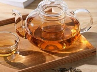 قوری شیشه‌ای یا سفالی؛ کدام‌یک برای دم کردن چای بهتر است؟