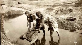 رخت‌شویی در اصفهان ۱۲۰ سال پیش به این شکل بود+عکس