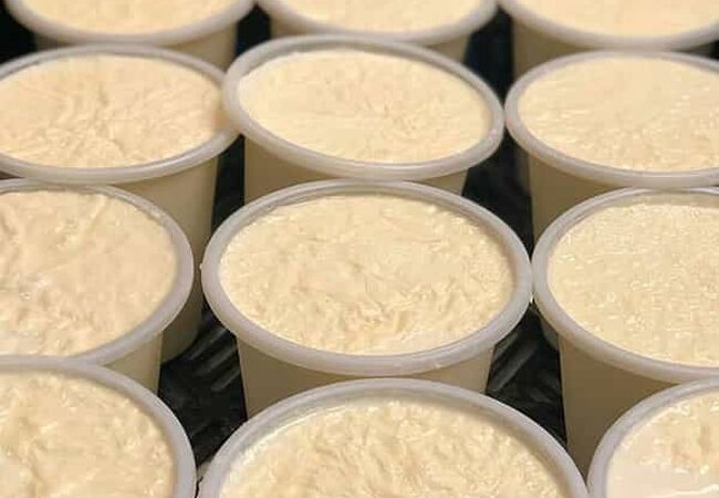 علت آب انداختن ماست و راهکارهای ساده برای داشتن بافتی منسجم