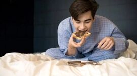 چرا هنگام استرس هوس شیرینی می‌کنیم؟ رابطه مغز و قند