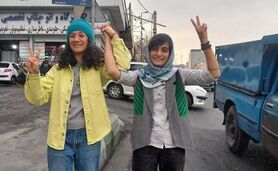 درخواست 500 نفر از روزنامه‌نگاران و فعالان اجتماعی برای توقف حکم الهه محمدی و نیلوفر حامدی

