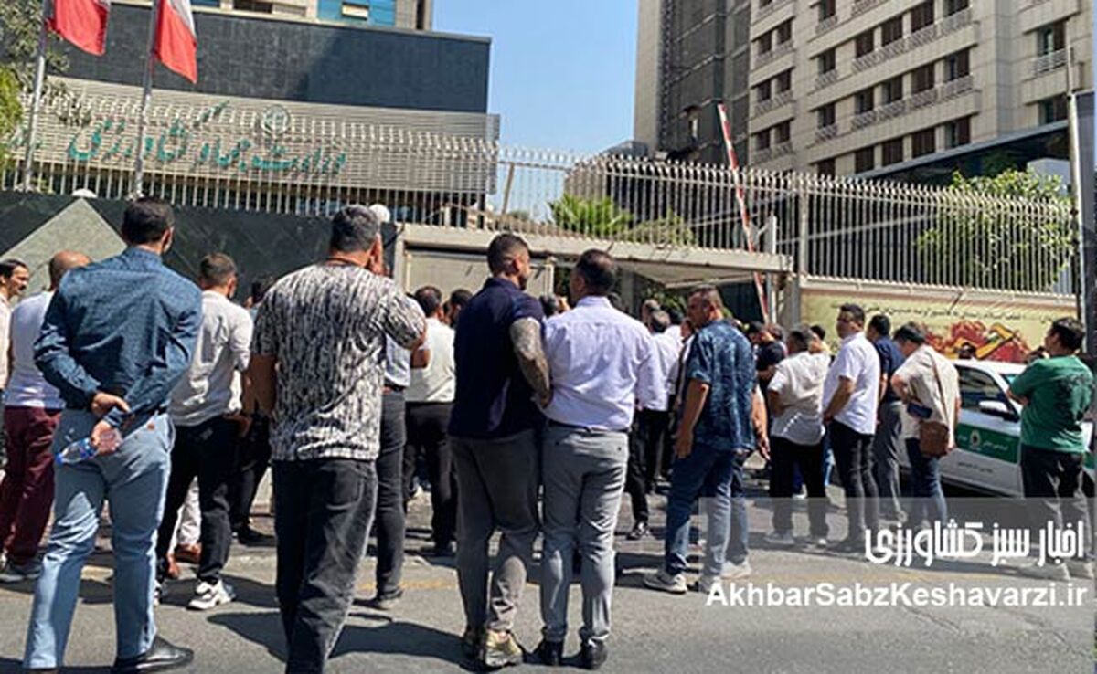 تجمع تولیدکنندگان در مقابل وزارت کشاورزی با شعار «وزیر کشاورزی استعفا، استعفا» 
